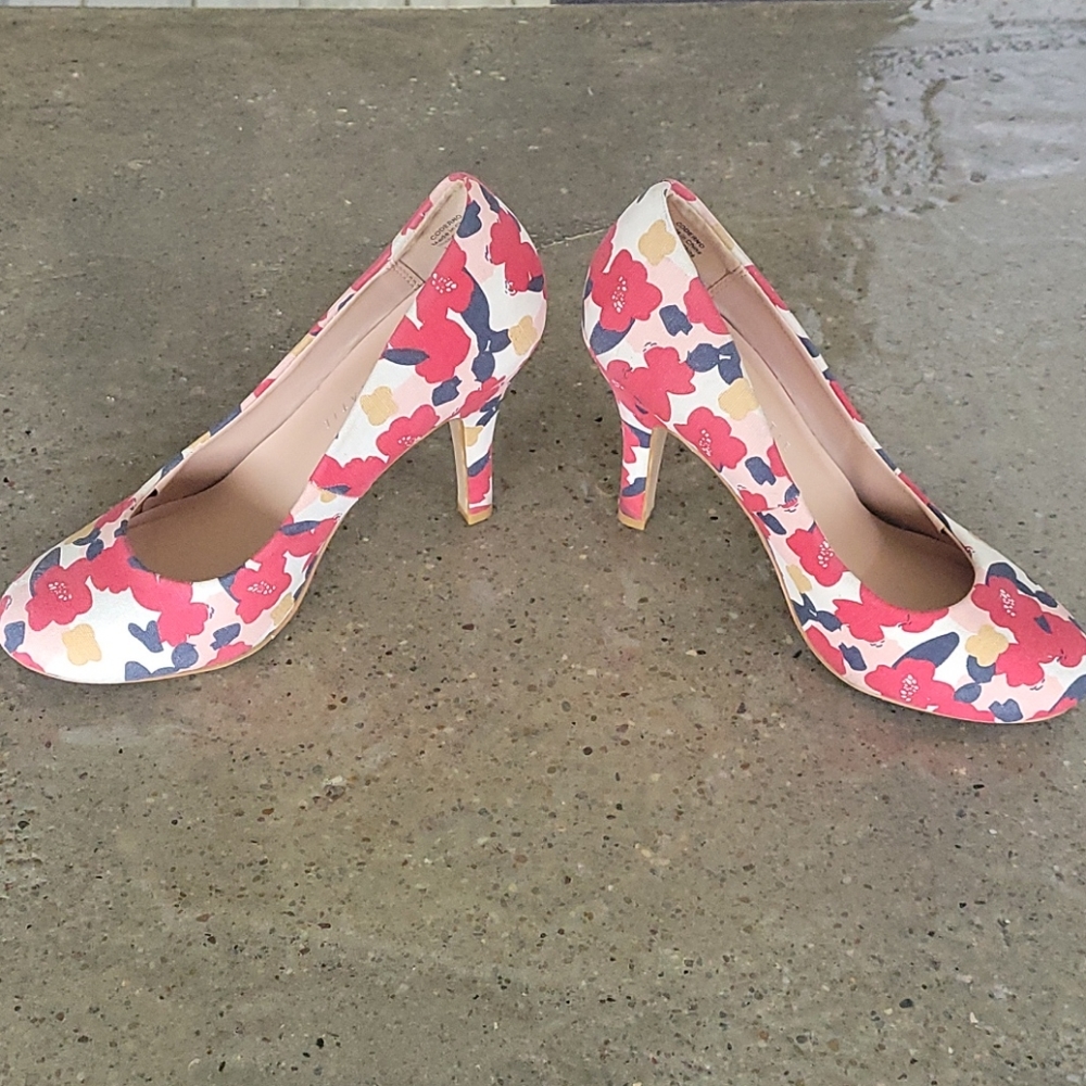 Kelly & Katie Floral Pumps - Picture 5 of 7